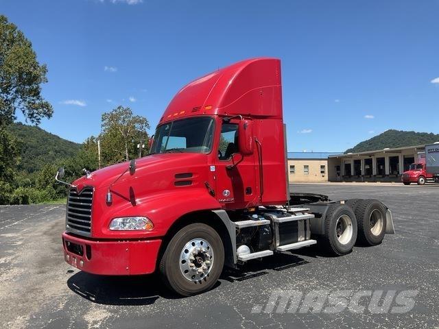 Mack CXU613 Naudoti vilkikai