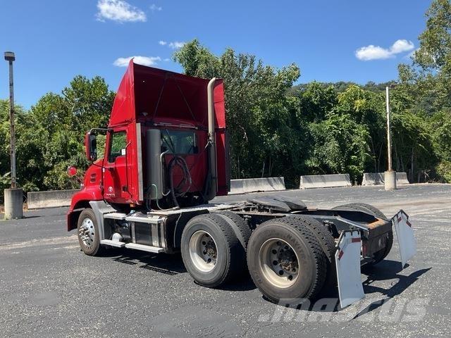 Mack CXU613 Naudoti vilkikai