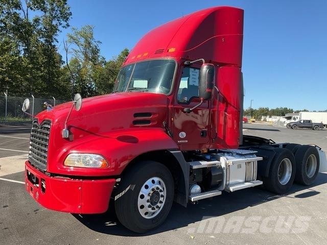 Mack CXU613 Naudoti vilkikai