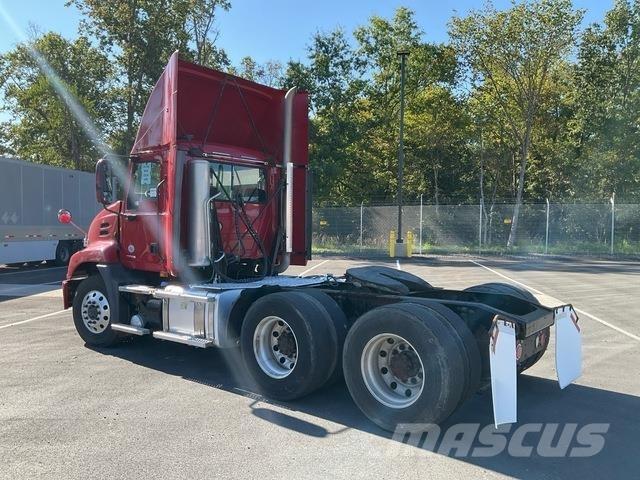 Mack CXU613 Naudoti vilkikai