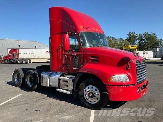 Mack CXU613 Naudoti vilkikai