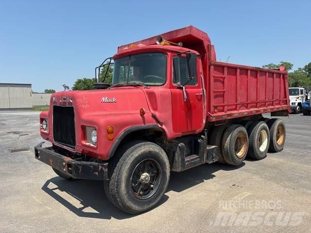Mack DM685 Savivarčių priekabų vilkikai