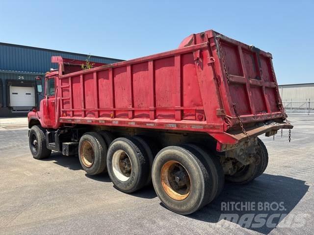 Mack DM685 Savivarčių priekabų vilkikai