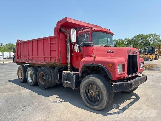 Mack DM685 Savivarčių priekabų vilkikai