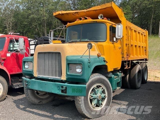 Mack DM686SX Savivarčių priekabų vilkikai