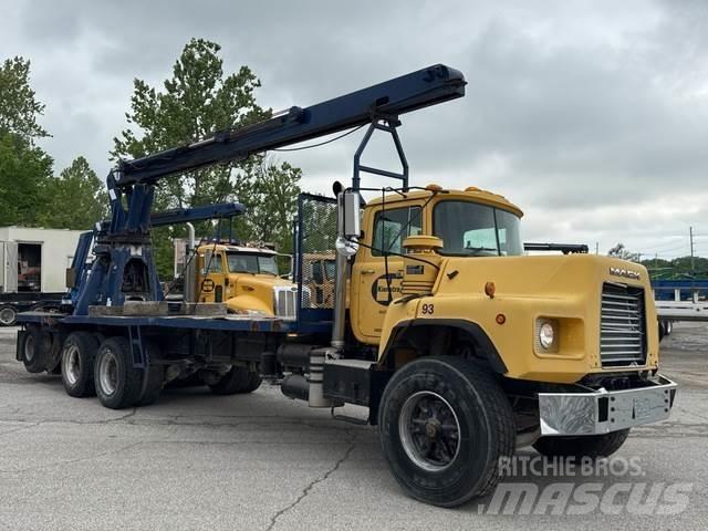 Mack DM688S Kita