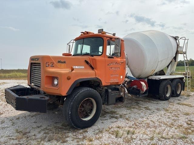 Mack DM690 Vandens sunkvežimiai