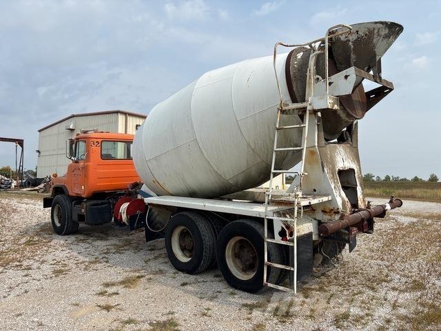 Mack DM690 Vandens sunkvežimiai