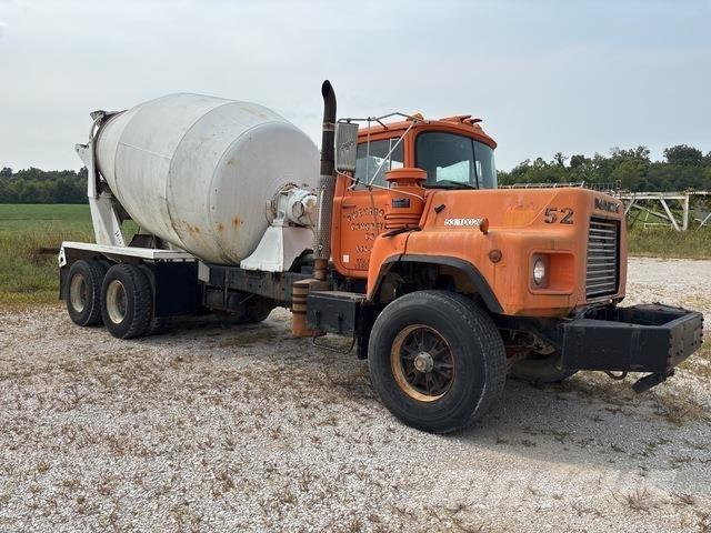 Mack DM690 Vandens sunkvežimiai