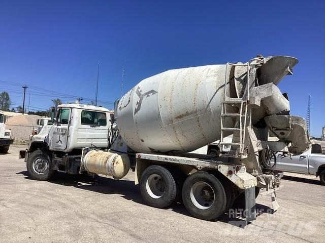 Mack DM690S Kita