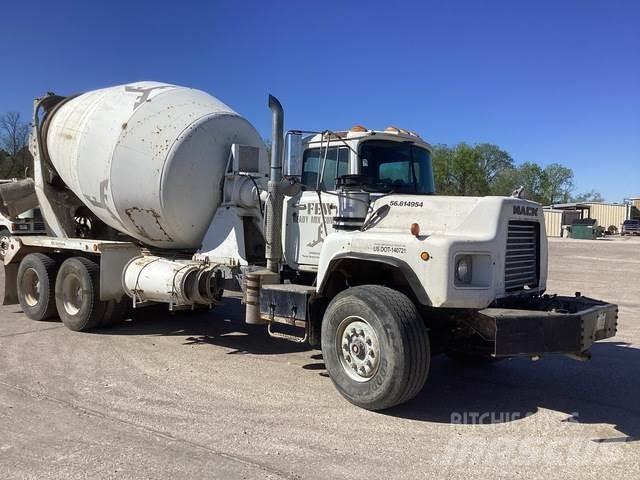 Mack DM690S Kita