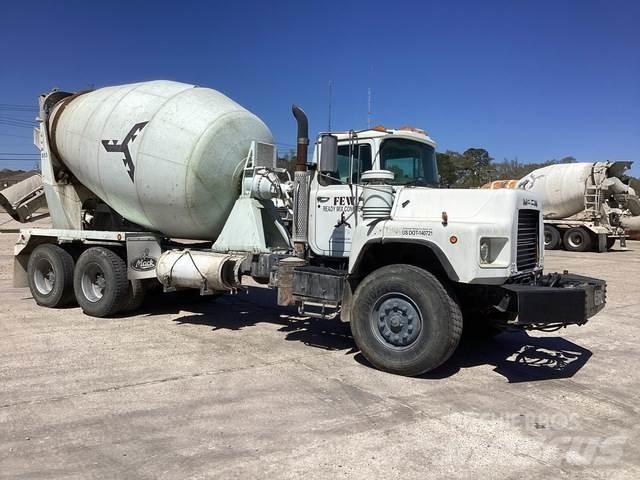Mack DM690S Kita