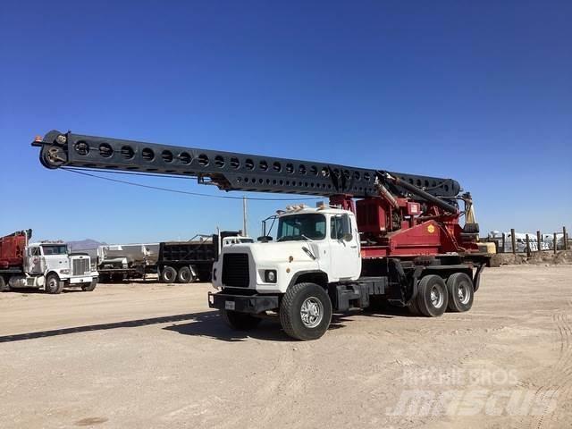 Mack DM690S Mobilūs gręžimo bokštiniai sunkvežimiai