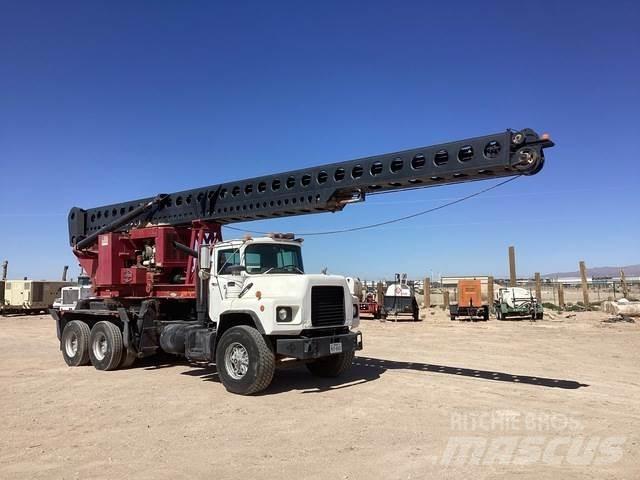 Mack DM690S Mobilūs gręžimo bokštiniai sunkvežimiai