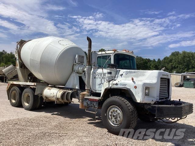 Mack DM690S Kita