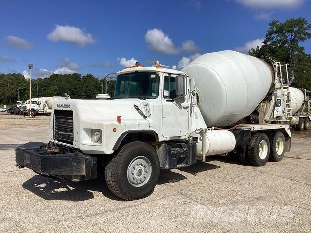 Mack DM690S Kita