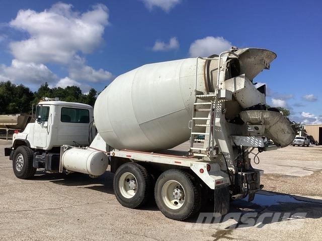 Mack DM690S Kita