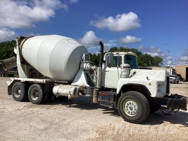 Mack DM690S Kita