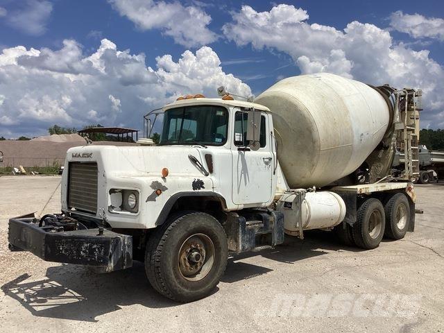 Mack DM690S Kita