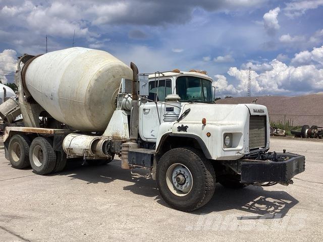Mack DM690S Kita