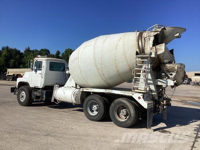 Mack DM690S Kita