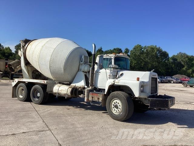 Mack DM690S Kita