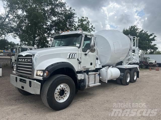 Mack GR64F Kita