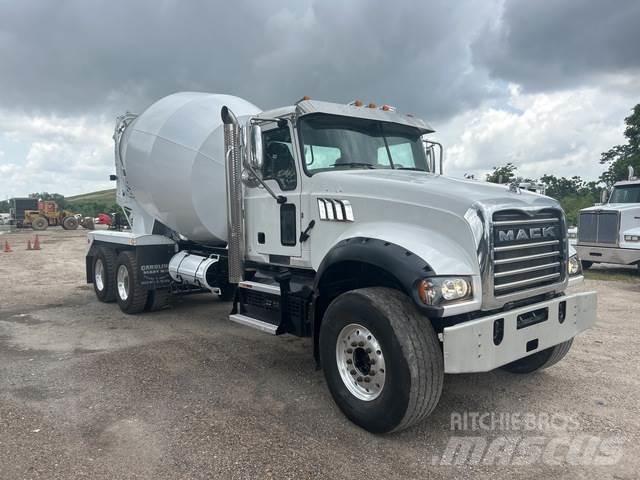 Mack GR64F Kita