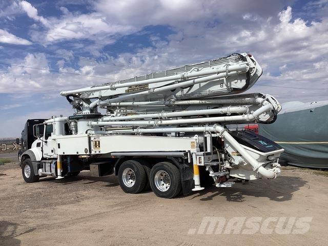 Mack GR64F Betono siurbliai