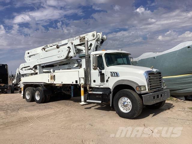 Mack GR64F Betono siurbliai