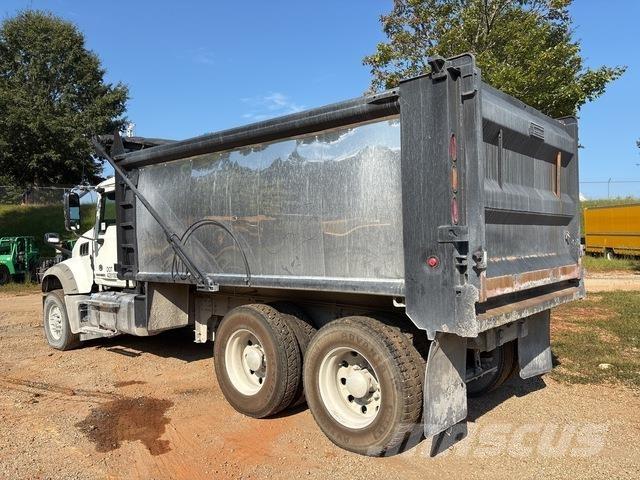 Mack GU713 Savivarčių priekabų vilkikai