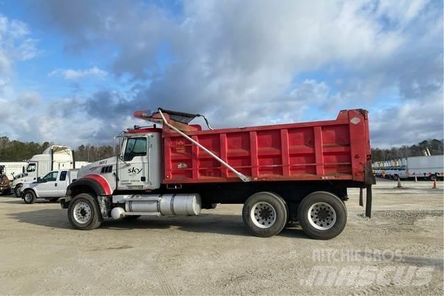 Mack GU713 Savivarčių priekabų vilkikai
