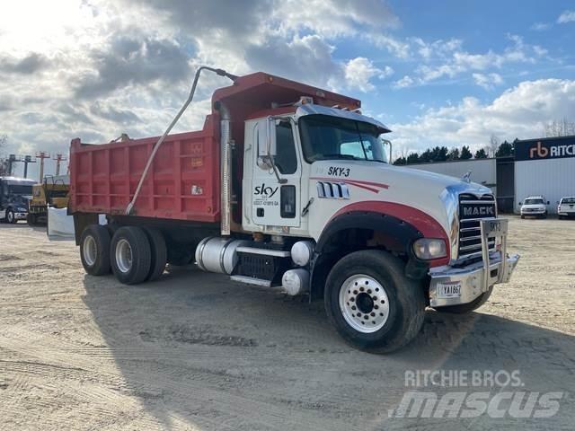 Mack GU713 Savivarčių priekabų vilkikai