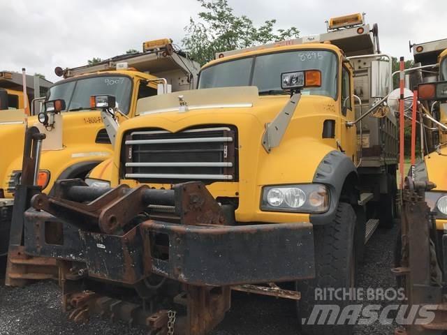 Mack GU713 Savivarčių priekabų vilkikai