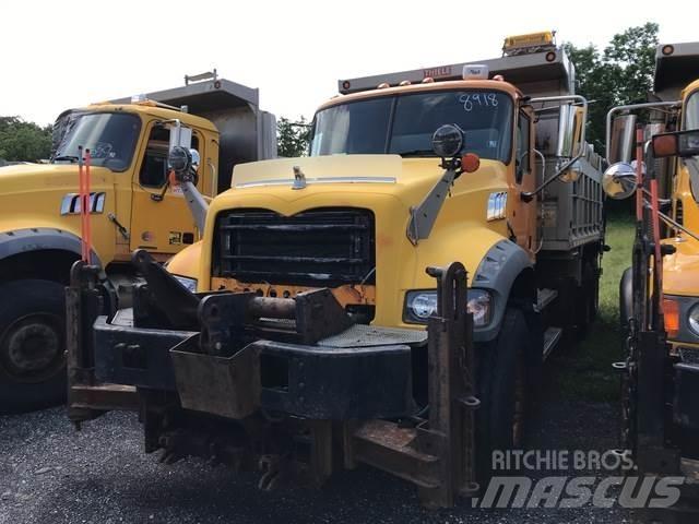 Mack GU713 Savivarčių priekabų vilkikai