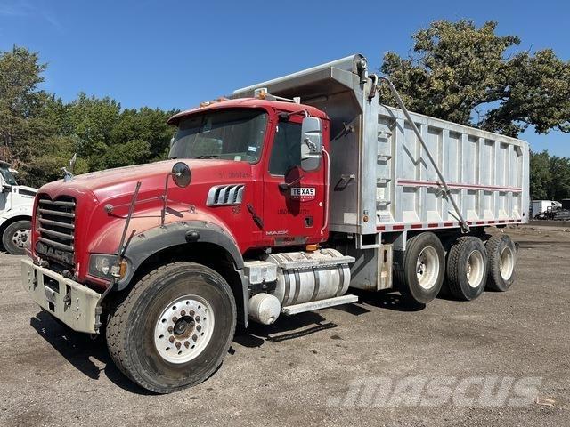 Mack GU713 Savivarčių priekabų vilkikai