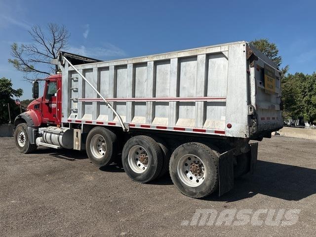 Mack GU713 Savivarčių priekabų vilkikai