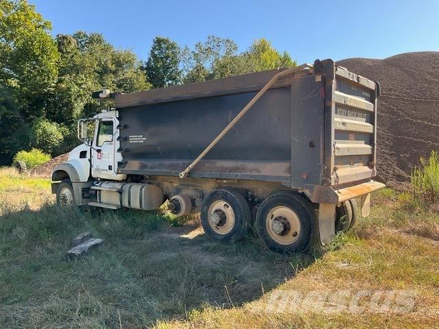 Mack GU713 Savivarčių priekabų vilkikai