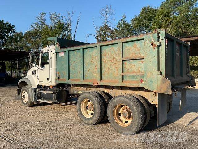 Mack GU713 Savivarčių priekabų vilkikai
