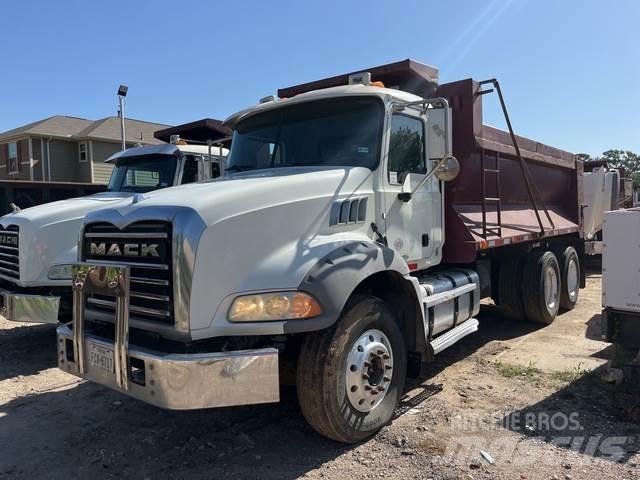 Mack GU813 Savivarčių priekabų vilkikai