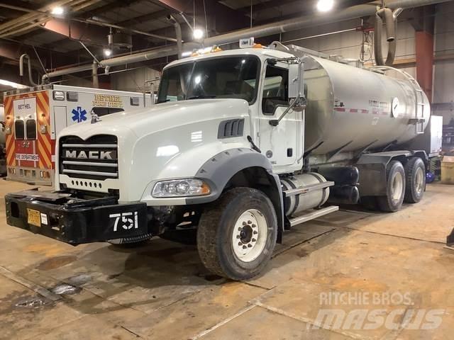 Mack GU813 Vandens sunkvežimiai
