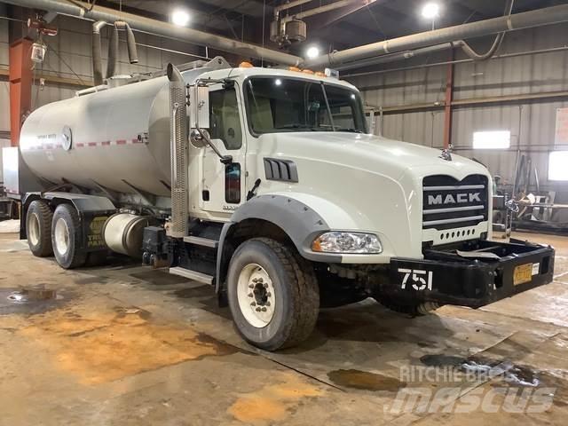 Mack GU813 Vandens sunkvežimiai