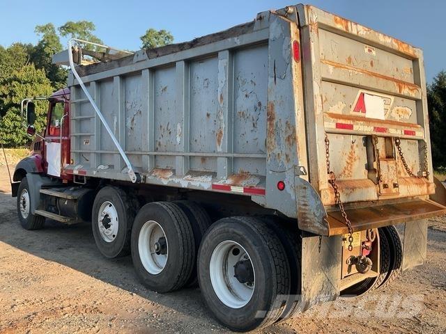 Mack GU813 Savivarčių priekabų vilkikai