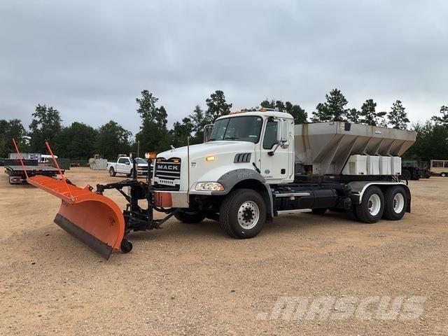 Mack GU813 Smėlio ir druskos barstytuvai