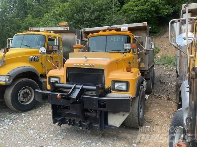 Mack RD688S Smėlio ir druskos barstytuvai