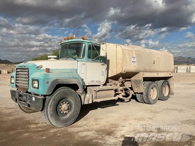 Mack RD690S Vandens sunkvežimiai