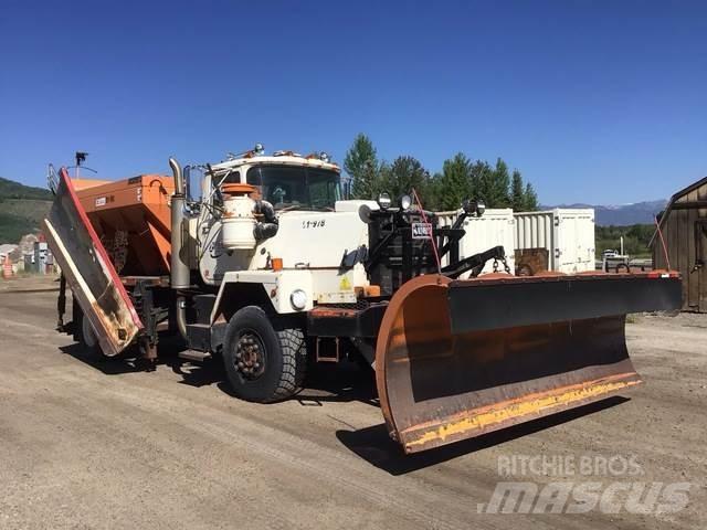 Mack RM6 Sniego peiliai ir valytuvai
