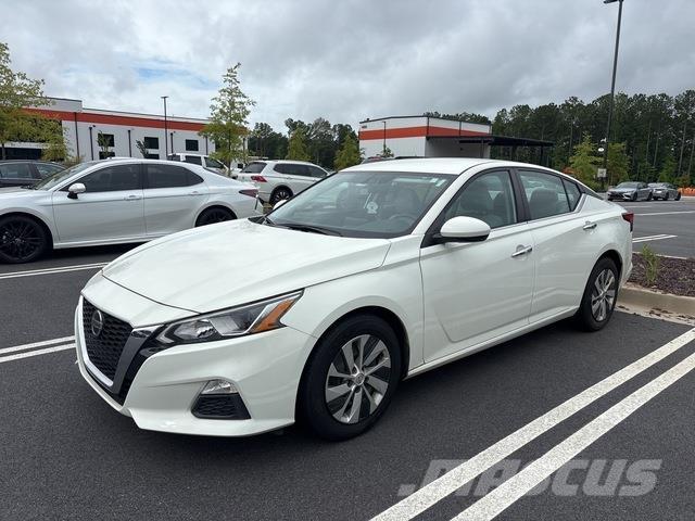 Nissan Altima Lengvieji automobiliai