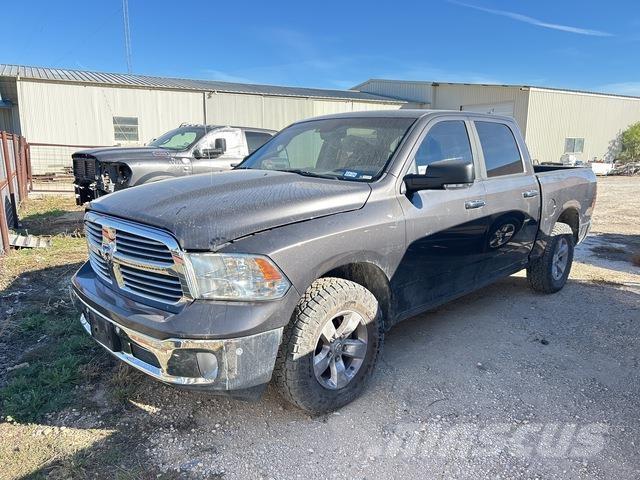 RAM 1500 Pikapai / Bortiniai sunkvežimiai