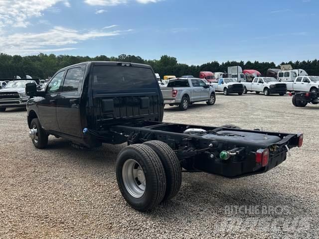 RAM 3500 Kabinos ir salonai